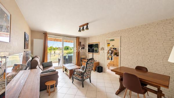 Espace, lumière et sérénité : un cadre de vie idéal à 15 minutes du centre de Strasbourg pour votre famille ou votre premier achat.

Situé au calme à Hoenheim, cet appartement de 80 m² combine la tranquillité d'un accès direct aux champs et la proximité immédiate de toutes les commodités nécessaires au quotidien (écoles, commerces, bus et tram à quelques minutes).

Espaces
• Un salon baigné de lumière ouvrant directement sur la terrasse
• Une cuisine séparée, fonctionnelle, bénéficiant également d'un accès direct à la terrasse
• Une terrasse extérieure idéale pour vos repas et moments de détente avec vue sur les champs
• Trois chambres
• Une salle de bain et un WC séparé
• Un garage avec un espace de stockage complète ce bien

Technique & Copropriété
• Copropriété parfaitement entretenue, sans travaux majeurs à prévoir : réfection de la façade, pose de couvertines, démoussage de la toiture et installation d'une clôture sécurisée réalisés il y a moins de 2 ans
• Taxe foncière : 1 114 € / an
• Charges de copropriété : 320 € / trimestre
• Électricité (chauffage + eau chaude) :1 500 € / an
• DPE C
• Chauffage électrique
• Année de construction 1997

Quartier
Un environnement résidentiel préservé à Hoenheim, offrant un accès direct aux sentiers de promenade à travers les champs, tout en restant connecté aux axes routiers et aux transports en commun pour rejoindre rapidement l'Eurométropole.

Un bien immobilier ne se résume pas à des mètres carrés : ça se visite, ça se ressent.