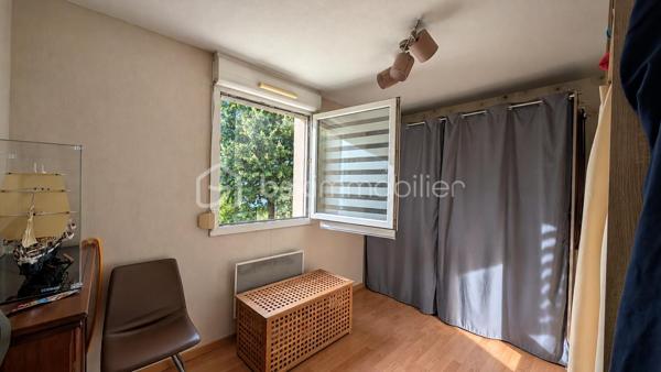 Espace, lumière et sérénité : un cadre de vie idéal à 15 minutes du centre de Strasbourg pour votre famille ou votre premier achat.

Situé au calme à Hoenheim, cet appartement de 80 m² combine la tranquillité d'un accès direct aux champs et la proximité immédiate de toutes les commodités nécessaires au quotidien (écoles, commerces, bus et tram à quelques minutes).

Espaces
• Un salon baigné de lumière ouvrant directement sur la terrasse
• Une cuisine séparée, fonctionnelle, bénéficiant également d'un accès direct à la terrasse
• Une terrasse extérieure idéale pour vos repas et moments de détente avec vue sur les champs
• Trois chambres
• Une salle de bain et un WC séparé
• Un garage avec un espace de stockage complète ce bien

Technique & Copropriété
• Copropriété parfaitement entretenue, sans travaux majeurs à prévoir : réfection de la façade, pose de couvertines, démoussage de la toiture et installation d'une clôture sécurisée réalisés il y a moins de 2 ans
• Taxe foncière : 1 114 € / an
• Charges de copropriété : 320 € / trimestre
• Électricité (chauffage + eau chaude) :1 500 € / an
• DPE C
• Chauffage électrique
• Année de construction 1997

Quartier
Un environnement résidentiel préservé à Hoenheim, offrant un accès direct aux sentiers de promenade à travers les champs, tout en restant connecté aux axes routiers et aux transports en commun pour rejoindre rapidement l'Eurométropole.

Un bien immobilier ne se résume pas à des mètres carrés : ça se visite, ça se ressent.