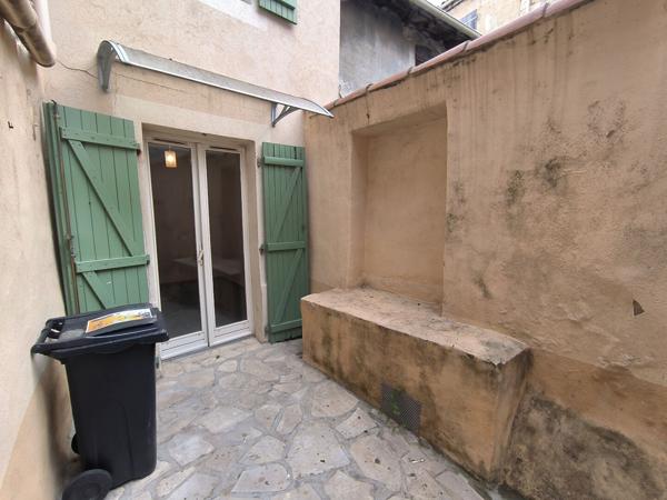 MARGUERITTES - Appartement 2 PIECES AVEC COUR