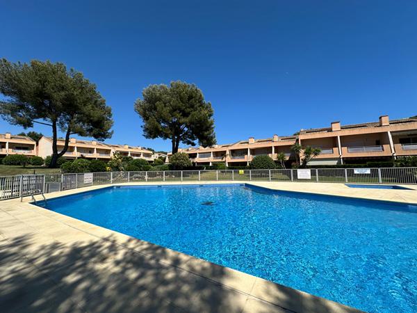 LE PRADET La Garonne - Appartement de type 2 - Parking - Emplacement privilégié à proximité de la plage.