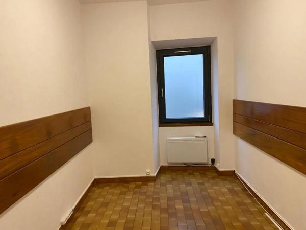 Bureau à louer aux Vans (07140)
