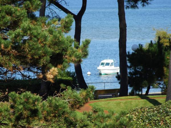 Type 2 avec cabine en première ligne au Moulleau aperçu Bassin, deux balcons, parking