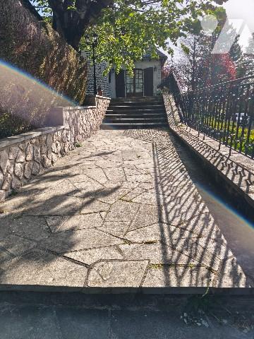 Belle propriété avec terrain, piscine et dépendances