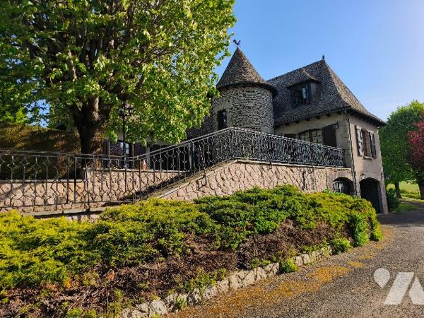 Belle propriété avec terrain, piscine et dépendances
