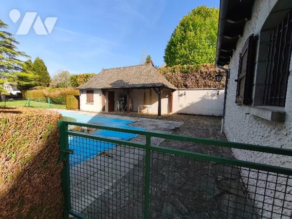 Belle propriété avec terrain, piscine et dépendances