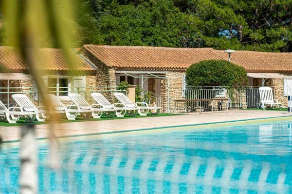 Vente immobilière : Propriété à La Roque-sur-Pernes  52 pièces 865 m² 1 900 000 €- Bel Air.
