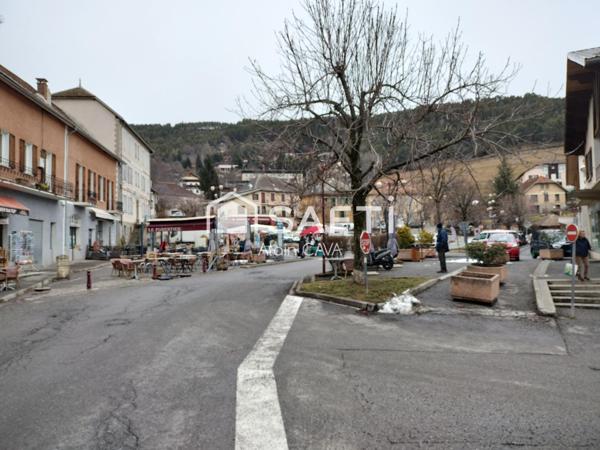 Studio de 26m² situé au 1er étage sans ascenseur au coeur du village  de SEYNE