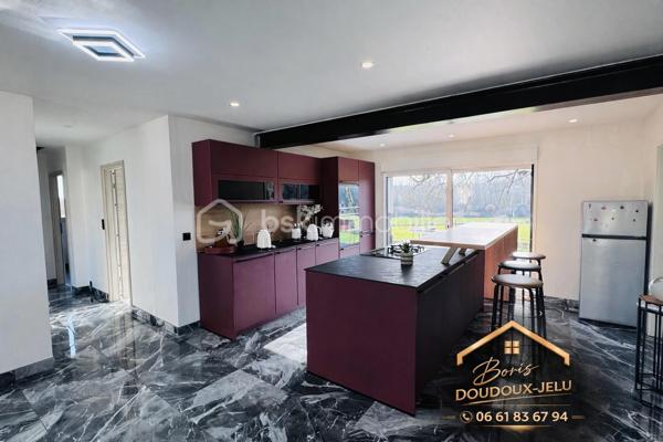 🫶 PAVILLON RENOVÉ DE TYPE 5 de 95m²🫶

👉🏿Ce bien a été entièrement rénové, matériaux nobles et de qualité

♦️Dès l'ouverture de la porte :

. Une cuisine équipée NEUVE ( valeur 16 000 euros! ) donnant accès à une superbe terrasse
. Un séjour très lumineux
. Salle de bain NEUVE ( valeur 12 000 euros )
. Wc
. Arrière-cuisine a rénover où votre imagination pourrait y voir un coin bureau, une chambre bébé ou bien encore un dressing familiale.
. 3 chambres

♦️Coté extérieur :

. Joli jardin clôturé de 450 m² environ
. Garage attenant
. Terrasse entièrement neuve avec vue sur la nature ( champs a perte de vue )
. Cave

♦️Prestations :

. Toiture entièrement NEUVE ( valeur 15 000 euros )
. Chauffage électrique NEUF
. Fenêtres et portes PVC Triple vitrage NEUVES ( valeur 14 000 euros )
. Matériaux de qualité sur l'ensemble de la rénovation
. Assainissement collectif conforme

🔨🔨 Quelques finitions sont a prévoir 🔨🔨

Prix: 182 000 euros HAI / TF: 500 euros environ

💡DPE : D

🌳🪴Un pavillon fonctionnel, ou la vie de famille sera essentielle, situé dans une impasse et idéalement située🪴🌳

📞Une visite ? 06.61.83.67.94📞