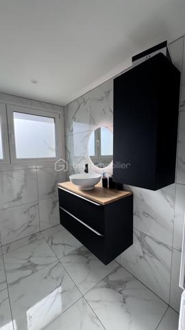 🫶 PAVILLON RENOVÉ DE TYPE 5 de 95m²🫶

👉🏿Ce bien a été entièrement rénové, matériaux nobles et de qualité

♦️Dès l'ouverture de la porte :

. Une cuisine équipée NEUVE ( valeur 16 000 euros! ) donnant accès à une superbe terrasse
. Un séjour très lumineux
. Salle de bain NEUVE ( valeur 12 000 euros )
. Wc
. Arrière-cuisine a rénover où votre imagination pourrait y voir un coin bureau, une chambre bébé ou bien encore un dressing familiale.
. 3 chambres

♦️Coté extérieur :

. Joli jardin clôturé de 450 m² environ
. Garage attenant
. Terrasse entièrement neuve avec vue sur la nature ( champs a perte de vue )
. Cave

♦️Prestations :

. Toiture entièrement NEUVE ( valeur 15 000 euros )
. Chauffage électrique NEUF
. Fenêtres et portes PVC Triple vitrage NEUVES ( valeur 14 000 euros )
. Matériaux de qualité sur l'ensemble de la rénovation
. Assainissement collectif conforme

🔨🔨 Quelques finitions sont a prévoir 🔨🔨

Prix: 182 000 euros HAI / TF: 500 euros environ

💡DPE : D

🌳🪴Un pavillon fonctionnel, ou la vie de famille sera essentielle, situé dans une impasse et idéalement située🪴🌳

📞Une visite ? 06.61.83.67.94📞