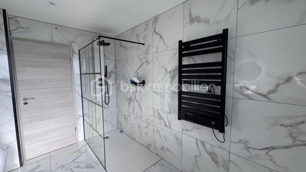 🫶 PAVILLON RENOVÉ DE TYPE 5 de 95m²🫶

👉🏿Ce bien a été entièrement rénové, matériaux nobles et de qualité

♦️Dès l'ouverture de la porte :

. Une cuisine équipée NEUVE ( valeur 16 000 euros! ) donnant accès à une superbe terrasse
. Un séjour très lumineux
. Salle de bain NEUVE ( valeur 12 000 euros )
. Wc
. Arrière-cuisine a rénover où votre imagination pourrait y voir un coin bureau, une chambre bébé ou bien encore un dressing familiale.
. 3 chambres

♦️Coté extérieur :

. Joli jardin clôturé de 450 m² environ
. Garage attenant
. Terrasse entièrement neuve avec vue sur la nature ( champs a perte de vue )
. Cave

♦️Prestations :

. Toiture entièrement NEUVE ( valeur 15 000 euros )
. Chauffage électrique NEUF
. Fenêtres et portes PVC Triple vitrage NEUVES ( valeur 14 000 euros )
. Matériaux de qualité sur l'ensemble de la rénovation
. Assainissement collectif conforme

🔨🔨 Quelques finitions sont a prévoir 🔨🔨

Prix: 182 000 euros HAI / TF: 500 euros environ

💡DPE : D

🌳🪴Un pavillon fonctionnel, ou la vie de famille sera essentielle, situé dans une impasse et idéalement située🪴🌳

📞Une visite ? 06.61.83.67.94📞