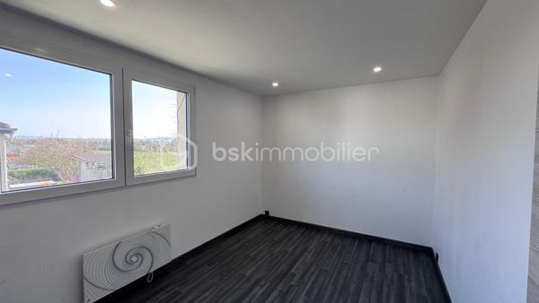 🫶 PAVILLON RENOVÉ DE TYPE 5 de 95m²🫶

👉🏿Ce bien a été entièrement rénové, matériaux nobles et de qualité

♦️Dès l'ouverture de la porte :

. Une cuisine équipée NEUVE ( valeur 16 000 euros! ) donnant accès à une superbe terrasse
. Un séjour très lumineux
. Salle de bain NEUVE ( valeur 12 000 euros )
. Wc
. Arrière-cuisine a rénover où votre imagination pourrait y voir un coin bureau, une chambre bébé ou bien encore un dressing familiale.
. 3 chambres

♦️Coté extérieur :

. Joli jardin clôturé de 450 m² environ
. Garage attenant
. Terrasse entièrement neuve avec vue sur la nature ( champs a perte de vue )
. Cave

♦️Prestations :

. Toiture entièrement NEUVE ( valeur 15 000 euros )
. Chauffage électrique NEUF
. Fenêtres et portes PVC Triple vitrage NEUVES ( valeur 14 000 euros )
. Matériaux de qualité sur l'ensemble de la rénovation
. Assainissement collectif conforme

🔨🔨 Quelques finitions sont a prévoir 🔨🔨

Prix: 182 000 euros HAI / TF: 500 euros environ

💡DPE : D

🌳🪴Un pavillon fonctionnel, ou la vie de famille sera essentielle, situé dans une impasse et idéalement située🪴🌳

📞Une visite ? 06.61.83.67.94📞