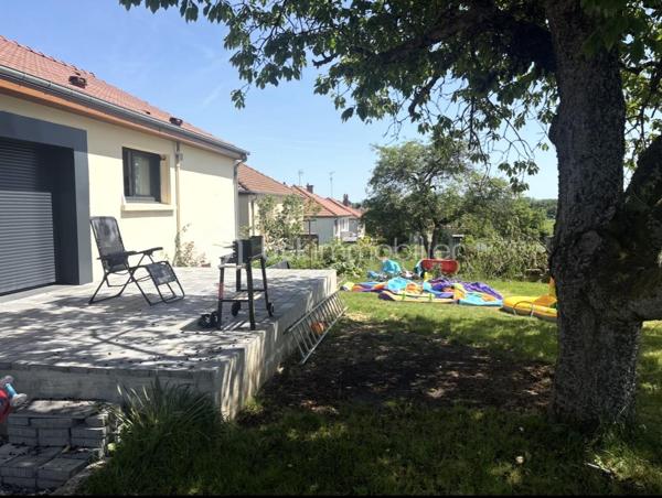 🫶 PAVILLON RENOVÉ DE TYPE 5 de 95m²🫶

👉🏿Ce bien a été entièrement rénové, matériaux nobles et de qualité

♦️Dès l'ouverture de la porte :

. Une cuisine équipée NEUVE ( valeur 16 000 euros! ) donnant accès à une superbe terrasse
. Un séjour très lumineux
. Salle de bain NEUVE ( valeur 12 000 euros )
. Wc
. Arrière-cuisine a rénover où votre imagination pourrait y voir un coin bureau, une chambre bébé ou bien encore un dressing familiale.
. 3 chambres

♦️Coté extérieur :

. Joli jardin clôturé de 450 m² environ
. Garage attenant
. Terrasse entièrement neuve avec vue sur la nature ( champs a perte de vue )
. Cave

♦️Prestations :

. Toiture entièrement NEUVE ( valeur 15 000 euros )
. Chauffage électrique NEUF
. Fenêtres et portes PVC Triple vitrage NEUVES ( valeur 14 000 euros )
. Matériaux de qualité sur l'ensemble de la rénovation
. Assainissement collectif conforme

🔨🔨 Quelques finitions sont a prévoir 🔨🔨

Prix: 182 000 euros HAI / TF: 500 euros environ

💡DPE : D

🌳🪴Un pavillon fonctionnel, ou la vie de famille sera essentielle, situé dans une impasse et idéalement située🪴🌳

📞Une visite ? 06.61.83.67.94📞