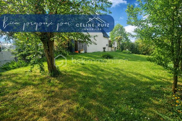 Laissez libre cours à vos idées avec cette maison offrant de nombreuses possibilités d'aménagement et un potentiel intéressant.

Idéalement située, à l'abri des regards, sur une belle parcelle de plus de 800 m², elle se trouve à proximité à pied de toutes les commodités.

Vous profiterez d'une vie de plain-pied complétée par une agréable véranda de 28 m² équipée d'une climatisation réversible, véritable pièce supplémentaire à vivre toute l'année.

Pour vous aider à vous projeter sereinement, des devis de rénovation ont déjà été réalisés.

La maison offre actuellement :
Une pièce de vie avec un potentiel de plus de 50 m² après réaménagement,
3 chambres au rez-de-chaussée,
Une salle d'eau avec WC

À l'étage, un vaste espace avec : 
2 chambres supplémentaires,
Une salle d'eau,
Un WC.

Un grand sous-sol complète l'ensemble et offre de nombreuses possibilités de stockage, bricolage ou stationnement.

Un bien à fort potentiel !