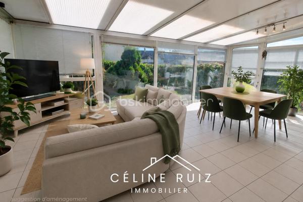 Laissez libre cours à vos idées avec cette maison offrant de nombreuses possibilités d'aménagement et un potentiel intéressant.

Idéalement située, à l'abri des regards, sur une belle parcelle de plus de 800 m², elle se trouve à proximité à pied de toutes les commodités.

Vous profiterez d'une vie de plain-pied complétée par une agréable véranda de 28 m² équipée d'une climatisation réversible, véritable pièce supplémentaire à vivre toute l'année.

Pour vous aider à vous projeter sereinement, des devis de rénovation ont déjà été réalisés.

La maison offre actuellement :
Une pièce de vie avec un potentiel de plus de 50 m² après réaménagement,
3 chambres au rez-de-chaussée,
Une salle d'eau avec WC

À l'étage, un vaste espace avec : 
2 chambres supplémentaires,
Une salle d'eau,
Un WC.

Un grand sous-sol complète l'ensemble et offre de nombreuses possibilités de stockage, bricolage ou stationnement.

Un bien à fort potentiel !