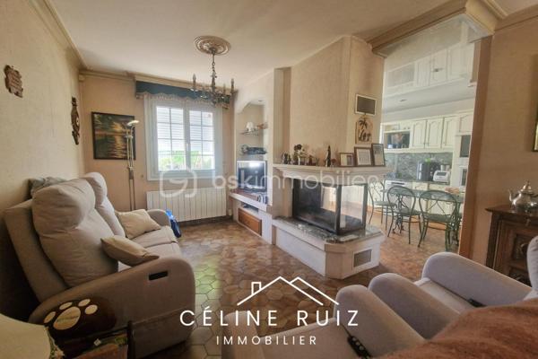 Laissez libre cours à vos idées avec cette maison offrant de nombreuses possibilités d'aménagement et un potentiel intéressant.

Idéalement située, à l'abri des regards, sur une belle parcelle de plus de 800 m², elle se trouve à proximité à pied de toutes les commodités.

Vous profiterez d'une vie de plain-pied complétée par une agréable véranda de 28 m² équipée d'une climatisation réversible, véritable pièce supplémentaire à vivre toute l'année.

Pour vous aider à vous projeter sereinement, des devis de rénovation ont déjà été réalisés.

La maison offre actuellement :
Une pièce de vie avec un potentiel de plus de 50 m² après réaménagement,
3 chambres au rez-de-chaussée,
Une salle d'eau avec WC

À l'étage, un vaste espace avec : 
2 chambres supplémentaires,
Une salle d'eau,
Un WC.

Un grand sous-sol complète l'ensemble et offre de nombreuses possibilités de stockage, bricolage ou stationnement.

Un bien à fort potentiel !