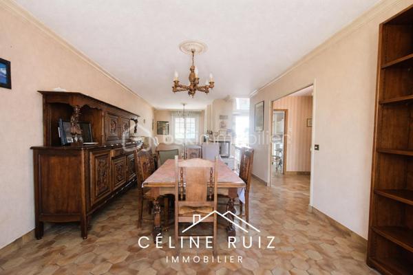 Laissez libre cours à vos idées avec cette maison offrant de nombreuses possibilités d'aménagement et un potentiel intéressant.

Idéalement située, à l'abri des regards, sur une belle parcelle de plus de 800 m², elle se trouve à proximité à pied de toutes les commodités.

Vous profiterez d'une vie de plain-pied complétée par une agréable véranda de 28 m² équipée d'une climatisation réversible, véritable pièce supplémentaire à vivre toute l'année.

Pour vous aider à vous projeter sereinement, des devis de rénovation ont déjà été réalisés.

La maison offre actuellement :
Une pièce de vie avec un potentiel de plus de 50 m² après réaménagement,
3 chambres au rez-de-chaussée,
Une salle d'eau avec WC

À l'étage, un vaste espace avec : 
2 chambres supplémentaires,
Une salle d'eau,
Un WC.

Un grand sous-sol complète l'ensemble et offre de nombreuses possibilités de stockage, bricolage ou stationnement.

Un bien à fort potentiel !