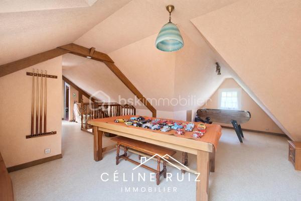 Laissez libre cours à vos idées avec cette maison offrant de nombreuses possibilités d'aménagement et un potentiel intéressant.

Idéalement située, à l'abri des regards, sur une belle parcelle de plus de 800 m², elle se trouve à proximité à pied de toutes les commodités.

Vous profiterez d'une vie de plain-pied complétée par une agréable véranda de 28 m² équipée d'une climatisation réversible, véritable pièce supplémentaire à vivre toute l'année.

Pour vous aider à vous projeter sereinement, des devis de rénovation ont déjà été réalisés.

La maison offre actuellement :
Une pièce de vie avec un potentiel de plus de 50 m² après réaménagement,
3 chambres au rez-de-chaussée,
Une salle d'eau avec WC

À l'étage, un vaste espace avec : 
2 chambres supplémentaires,
Une salle d'eau,
Un WC.

Un grand sous-sol complète l'ensemble et offre de nombreuses possibilités de stockage, bricolage ou stationnement.

Un bien à fort potentiel !