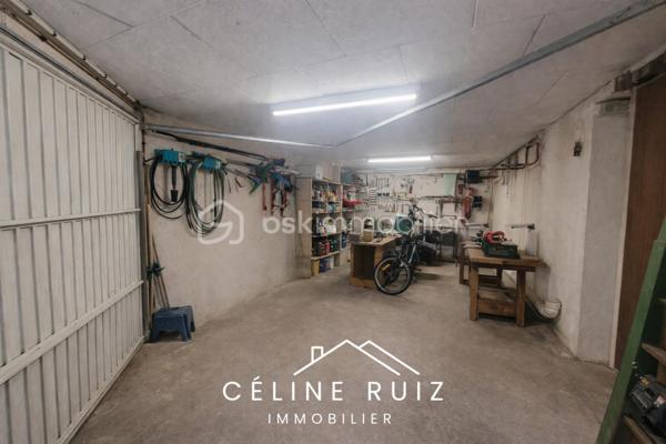 Laissez libre cours à vos idées avec cette maison offrant de nombreuses possibilités d'aménagement et un potentiel intéressant.

Idéalement située, à l'abri des regards, sur une belle parcelle de plus de 800 m², elle se trouve à proximité à pied de toutes les commodités.

Vous profiterez d'une vie de plain-pied complétée par une agréable véranda de 28 m² équipée d'une climatisation réversible, véritable pièce supplémentaire à vivre toute l'année.

Pour vous aider à vous projeter sereinement, des devis de rénovation ont déjà été réalisés.

La maison offre actuellement :
Une pièce de vie avec un potentiel de plus de 50 m² après réaménagement,
3 chambres au rez-de-chaussée,
Une salle d'eau avec WC

À l'étage, un vaste espace avec : 
2 chambres supplémentaires,
Une salle d'eau,
Un WC.

Un grand sous-sol complète l'ensemble et offre de nombreuses possibilités de stockage, bricolage ou stationnement.

Un bien à fort potentiel !