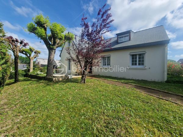 Laissez libre cours à vos idées avec cette maison offrant de nombreuses possibilités d'aménagement et un potentiel intéressant.

Idéalement située, à l'abri des regards, sur une belle parcelle de plus de 800 m², elle se trouve à proximité à pied de toutes les commodités.

Vous profiterez d'une vie de plain-pied complétée par une agréable véranda de 28 m² équipée d'une climatisation réversible, véritable pièce supplémentaire à vivre toute l'année.

Pour vous aider à vous projeter sereinement, des devis de rénovation ont déjà été réalisés.

La maison offre actuellement :
Une pièce de vie avec un potentiel de plus de 50 m² après réaménagement,
3 chambres au rez-de-chaussée,
Une salle d'eau avec WC

À l'étage, un vaste espace avec : 
2 chambres supplémentaires,
Une salle d'eau,
Un WC.

Un grand sous-sol complète l'ensemble et offre de nombreuses possibilités de stockage, bricolage ou stationnement.

Un bien à fort potentiel !