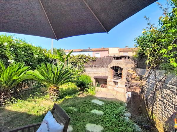 À Boirargues, au cœur d'un lotissement calme, découvrez cette maison individuelle construite en 1991, parfaite pour conjuguer confort de vie et proximité urbaine. D'une superficie de 113m², elle propose une ambiance chaleureuse et conviviale. Vous allez êtres séduits dès l'entrée : du volume , de la lumière , de belles prestations ! L'expression " il n'y a plus qu'à poser ses valises "prend ici tout son sens .
5 pièces dont 3 chambres, un spacieux séjour lumineux: la cuisine moderne et bien agencée s’ouvre sur l’espace à vivre. Le rez de chaussée spacieux et fonctionnel vous propose également une chambre et sa salle de bains privative .A l'étage deux chambres , dont une pouvant être aménagée en deux , une salle d'eau et des toilettes supplémentaires .Le garage avec accès direct dans la maison, la place de stationnement extérieure et la climatisation à l'étage  contribuent à votre confort au quotidien.
À l'extérieur, profitez de deux terrasses et d'une piscine, idéales pour se détendre sans vis-à-vis. 
À proximité: tramway et commodités essentielles. Aucun travaux à prévoir. En copropriété avec 2 lots, sans charges annuelles.