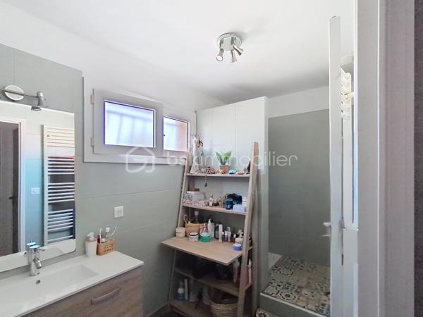 À Boirargues, au cœur d'un lotissement calme, découvrez cette maison individuelle construite en 1991, parfaite pour conjuguer confort de vie et proximité urbaine. D'une superficie de 113m², elle propose une ambiance chaleureuse et conviviale. Vous allez êtres séduits dès l'entrée : du volume , de la lumière , de belles prestations ! L'expression " il n'y a plus qu'à poser ses valises "prend ici tout son sens .
5 pièces dont 3 chambres, un spacieux séjour lumineux: la cuisine moderne et bien agencée s’ouvre sur l’espace à vivre. Le rez de chaussée spacieux et fonctionnel vous propose également une chambre et sa salle de bains privative .A l'étage deux chambres , dont une pouvant être aménagée en deux , une salle d'eau et des toilettes supplémentaires .Le garage avec accès direct dans la maison, la place de stationnement extérieure et la climatisation à l'étage  contribuent à votre confort au quotidien.
À l'extérieur, profitez de deux terrasses et d'une piscine, idéales pour se détendre sans vis-à-vis. 
À proximité: tramway et commodités essentielles. Aucun travaux à prévoir. En copropriété avec 2 lots, sans charges annuelles.
