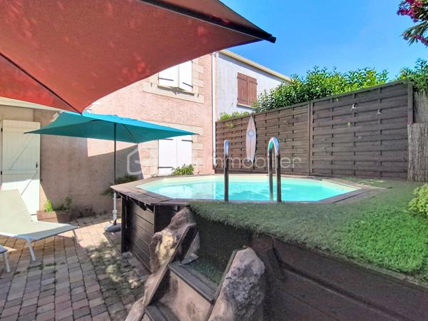 À Boirargues, au cœur d'un lotissement calme, découvrez cette maison individuelle construite en 1991, parfaite pour conjuguer confort de vie et proximité urbaine. D'une superficie de 113m², elle propose une ambiance chaleureuse et conviviale. Vous allez êtres séduits dès l'entrée : du volume , de la lumière , de belles prestations ! L'expression " il n'y a plus qu'à poser ses valises "prend ici tout son sens .
5 pièces dont 3 chambres, un spacieux séjour lumineux: la cuisine moderne et bien agencée s’ouvre sur l’espace à vivre. Le rez de chaussée spacieux et fonctionnel vous propose également une chambre et sa salle de bains privative .A l'étage deux chambres , dont une pouvant être aménagée en deux , une salle d'eau et des toilettes supplémentaires .Le garage avec accès direct dans la maison, la place de stationnement extérieure et la climatisation à l'étage  contribuent à votre confort au quotidien.
À l'extérieur, profitez de deux terrasses et d'une piscine, idéales pour se détendre sans vis-à-vis. 
À proximité: tramway et commodités essentielles. Aucun travaux à prévoir. En copropriété avec 2 lots, sans charges annuelles.