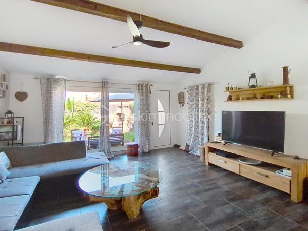 À Boirargues, au cœur d'un lotissement calme, découvrez cette maison individuelle construite en 1991, parfaite pour conjuguer confort de vie et proximité urbaine. D'une superficie de 113m², elle propose une ambiance chaleureuse et conviviale. Vous allez êtres séduits dès l'entrée : du volume , de la lumière , de belles prestations ! L'expression " il n'y a plus qu'à poser ses valises "prend ici tout son sens .
5 pièces dont 3 chambres, un spacieux séjour lumineux: la cuisine moderne et bien agencée s’ouvre sur l’espace à vivre. Le rez de chaussée spacieux et fonctionnel vous propose également une chambre et sa salle de bains privative .A l'étage deux chambres , dont une pouvant être aménagée en deux , une salle d'eau et des toilettes supplémentaires .Le garage avec accès direct dans la maison, la place de stationnement extérieure et la climatisation à l'étage  contribuent à votre confort au quotidien.
À l'extérieur, profitez de deux terrasses et d'une piscine, idéales pour se détendre sans vis-à-vis. 
À proximité: tramway et commodités essentielles. Aucun travaux à prévoir. En copropriété avec 2 lots, sans charges annuelles.