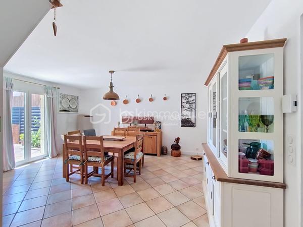 À Boirargues, au cœur d'un lotissement calme, découvrez cette maison individuelle construite en 1991, parfaite pour conjuguer confort de vie et proximité urbaine. D'une superficie de 113m², elle propose une ambiance chaleureuse et conviviale. Vous allez êtres séduits dès l'entrée : du volume , de la lumière , de belles prestations ! L'expression " il n'y a plus qu'à poser ses valises "prend ici tout son sens .
5 pièces dont 3 chambres, un spacieux séjour lumineux: la cuisine moderne et bien agencée s’ouvre sur l’espace à vivre. Le rez de chaussée spacieux et fonctionnel vous propose également une chambre et sa salle de bains privative .A l'étage deux chambres , dont une pouvant être aménagée en deux , une salle d'eau et des toilettes supplémentaires .Le garage avec accès direct dans la maison, la place de stationnement extérieure et la climatisation à l'étage  contribuent à votre confort au quotidien.
À l'extérieur, profitez de deux terrasses et d'une piscine, idéales pour se détendre sans vis-à-vis. 
À proximité: tramway et commodités essentielles. Aucun travaux à prévoir. En copropriété avec 2 lots, sans charges annuelles.