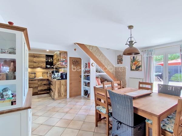 À Boirargues, au cœur d'un lotissement calme, découvrez cette maison individuelle construite en 1991, parfaite pour conjuguer confort de vie et proximité urbaine. D'une superficie de 113m², elle propose une ambiance chaleureuse et conviviale. Vous allez êtres séduits dès l'entrée : du volume , de la lumière , de belles prestations ! L'expression " il n'y a plus qu'à poser ses valises "prend ici tout son sens .
5 pièces dont 3 chambres, un spacieux séjour lumineux: la cuisine moderne et bien agencée s’ouvre sur l’espace à vivre. Le rez de chaussée spacieux et fonctionnel vous propose également une chambre et sa salle de bains privative .A l'étage deux chambres , dont une pouvant être aménagée en deux , une salle d'eau et des toilettes supplémentaires .Le garage avec accès direct dans la maison, la place de stationnement extérieure et la climatisation à l'étage  contribuent à votre confort au quotidien.
À l'extérieur, profitez de deux terrasses et d'une piscine, idéales pour se détendre sans vis-à-vis. 
À proximité: tramway et commodités essentielles. Aucun travaux à prévoir. En copropriété avec 2 lots, sans charges annuelles.