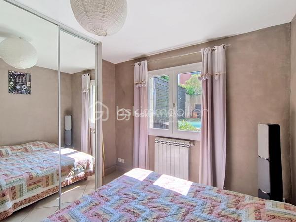 À Boirargues, au cœur d'un lotissement calme, découvrez cette maison individuelle construite en 1991, parfaite pour conjuguer confort de vie et proximité urbaine. D'une superficie de 113m², elle propose une ambiance chaleureuse et conviviale. Vous allez êtres séduits dès l'entrée : du volume , de la lumière , de belles prestations ! L'expression " il n'y a plus qu'à poser ses valises "prend ici tout son sens .
5 pièces dont 3 chambres, un spacieux séjour lumineux: la cuisine moderne et bien agencée s’ouvre sur l’espace à vivre. Le rez de chaussée spacieux et fonctionnel vous propose également une chambre et sa salle de bains privative .A l'étage deux chambres , dont une pouvant être aménagée en deux , une salle d'eau et des toilettes supplémentaires .Le garage avec accès direct dans la maison, la place de stationnement extérieure et la climatisation à l'étage  contribuent à votre confort au quotidien.
À l'extérieur, profitez de deux terrasses et d'une piscine, idéales pour se détendre sans vis-à-vis. 
À proximité: tramway et commodités essentielles. Aucun travaux à prévoir. En copropriété avec 2 lots, sans charges annuelles.