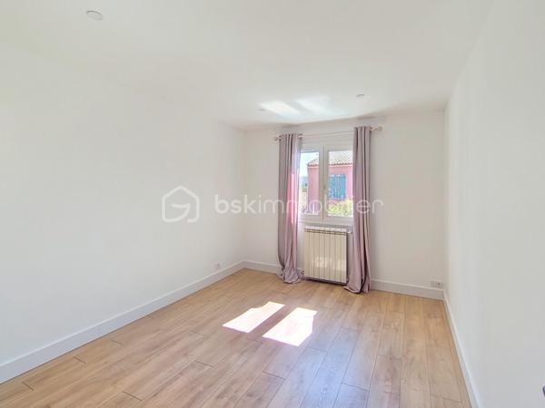 À Boirargues, au cœur d'un lotissement calme, découvrez cette maison individuelle construite en 1991, parfaite pour conjuguer confort de vie et proximité urbaine. D'une superficie de 113m², elle propose une ambiance chaleureuse et conviviale. Vous allez êtres séduits dès l'entrée : du volume , de la lumière , de belles prestations ! L'expression " il n'y a plus qu'à poser ses valises "prend ici tout son sens .
5 pièces dont 3 chambres, un spacieux séjour lumineux: la cuisine moderne et bien agencée s’ouvre sur l’espace à vivre. Le rez de chaussée spacieux et fonctionnel vous propose également une chambre et sa salle de bains privative .A l'étage deux chambres , dont une pouvant être aménagée en deux , une salle d'eau et des toilettes supplémentaires .Le garage avec accès direct dans la maison, la place de stationnement extérieure et la climatisation à l'étage  contribuent à votre confort au quotidien.
À l'extérieur, profitez de deux terrasses et d'une piscine, idéales pour se détendre sans vis-à-vis. 
À proximité: tramway et commodités essentielles. Aucun travaux à prévoir. En copropriété avec 2 lots, sans charges annuelles.