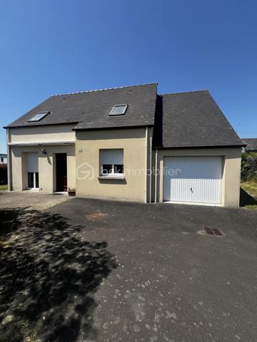 📍 Située à Saint-Brice-en-Coglès, dans un environnement calme et agréable, découvrez cette maison individuelle construite en 2003, offrant 85 m² habitables.

La maison propose :

-Un salon/séjour
-Une cuisine
-3 chambres confortables, dont une avec salle d’eau au rez-de-chaussée, idéale pour une vie de plain-pied ou pour recevoir
-Une salle de bains
-WC séparé
-Un garage attenant

🔑 Atout majeur : possibilité de créer une 4ᵉ chambre ou un espace bureau selon vos besoins, avec quelques aménagements.

Quelques travaux de rafraîchissement permettront de la moderniser et de la personnaliser selon vos envies.

📸 Photos cuisine et salon/séjour avant et après disponibles, pour vous permettre de mieux vous projeter dans son potentiel et ses possibilités d’aménagement.

✔ Construction récente (2003)
✔ Fonctionnelle et évolutive
✔ Idéale pour primo-accédants, jeune famille ou investissement locatif
✔ Beau potentiel de valorisation

Une opportunité à saisir dans un secteur recherché.

📞 Contactez-moi dès maintenant pour organiser une visite !