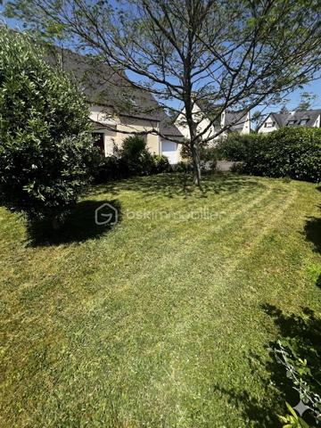 📍 Située à Saint-Brice-en-Coglès, dans un environnement calme et agréable, découvrez cette maison individuelle construite en 2003, offrant 85 m² habitables.

La maison propose :

-Un salon/séjour
-Une cuisine
-3 chambres confortables, dont une avec salle d’eau au rez-de-chaussée, idéale pour une vie de plain-pied ou pour recevoir
-Une salle de bains
-WC séparé
-Un garage attenant

🔑 Atout majeur : possibilité de créer une 4ᵉ chambre ou un espace bureau selon vos besoins, avec quelques aménagements.

Quelques travaux de rafraîchissement permettront de la moderniser et de la personnaliser selon vos envies.

📸 Photos cuisine et salon/séjour avant et après disponibles, pour vous permettre de mieux vous projeter dans son potentiel et ses possibilités d’aménagement.

✔ Construction récente (2003)
✔ Fonctionnelle et évolutive
✔ Idéale pour primo-accédants, jeune famille ou investissement locatif
✔ Beau potentiel de valorisation

Une opportunité à saisir dans un secteur recherché.

📞 Contactez-moi dès maintenant pour organiser une visite !