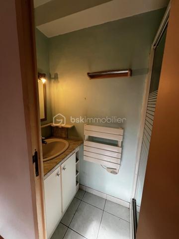 📍 Située à Saint-Brice-en-Coglès, dans un environnement calme et agréable, découvrez cette maison individuelle construite en 2003, offrant 85 m² habitables.

La maison propose :

-Un salon/séjour
-Une cuisine
-3 chambres confortables, dont une avec salle d’eau au rez-de-chaussée, idéale pour une vie de plain-pied ou pour recevoir
-Une salle de bains
-WC séparé
-Un garage attenant

🔑 Atout majeur : possibilité de créer une 4ᵉ chambre ou un espace bureau selon vos besoins, avec quelques aménagements.

Quelques travaux de rafraîchissement permettront de la moderniser et de la personnaliser selon vos envies.

📸 Photos cuisine et salon/séjour avant et après disponibles, pour vous permettre de mieux vous projeter dans son potentiel et ses possibilités d’aménagement.

✔ Construction récente (2003)
✔ Fonctionnelle et évolutive
✔ Idéale pour primo-accédants, jeune famille ou investissement locatif
✔ Beau potentiel de valorisation

Une opportunité à saisir dans un secteur recherché.

📞 Contactez-moi dès maintenant pour organiser une visite !
