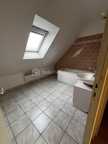 📍 Située à Saint-Brice-en-Coglès, dans un environnement calme et agréable, découvrez cette maison individuelle construite en 2003, offrant 85 m² habitables.

La maison propose :

-Un salon/séjour
-Une cuisine
-3 chambres confortables, dont une avec salle d’eau au rez-de-chaussée, idéale pour une vie de plain-pied ou pour recevoir
-Une salle de bains
-WC séparé
-Un garage attenant

🔑 Atout majeur : possibilité de créer une 4ᵉ chambre ou un espace bureau selon vos besoins, avec quelques aménagements.

Quelques travaux de rafraîchissement permettront de la moderniser et de la personnaliser selon vos envies.

📸 Photos cuisine et salon/séjour avant et après disponibles, pour vous permettre de mieux vous projeter dans son potentiel et ses possibilités d’aménagement.

✔ Construction récente (2003)
✔ Fonctionnelle et évolutive
✔ Idéale pour primo-accédants, jeune famille ou investissement locatif
✔ Beau potentiel de valorisation

Une opportunité à saisir dans un secteur recherché.

📞 Contactez-moi dès maintenant pour organiser une visite !