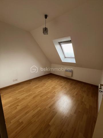 📍 Située à Saint-Brice-en-Coglès, dans un environnement calme et agréable, découvrez cette maison individuelle construite en 2003, offrant 85 m² habitables.

La maison propose :

-Un salon/séjour
-Une cuisine
-3 chambres confortables, dont une avec salle d’eau au rez-de-chaussée, idéale pour une vie de plain-pied ou pour recevoir
-Une salle de bains
-WC séparé
-Un garage attenant

🔑 Atout majeur : possibilité de créer une 4ᵉ chambre ou un espace bureau selon vos besoins, avec quelques aménagements.

Quelques travaux de rafraîchissement permettront de la moderniser et de la personnaliser selon vos envies.

📸 Photos cuisine et salon/séjour avant et après disponibles, pour vous permettre de mieux vous projeter dans son potentiel et ses possibilités d’aménagement.

✔ Construction récente (2003)
✔ Fonctionnelle et évolutive
✔ Idéale pour primo-accédants, jeune famille ou investissement locatif
✔ Beau potentiel de valorisation

Une opportunité à saisir dans un secteur recherché.

📞 Contactez-moi dès maintenant pour organiser une visite !