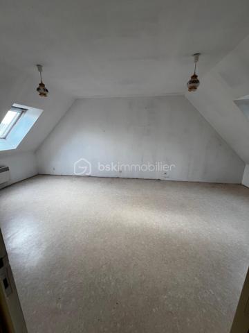 📍 Située à Saint-Brice-en-Coglès, dans un environnement calme et agréable, découvrez cette maison individuelle construite en 2003, offrant 85 m² habitables.

La maison propose :

-Un salon/séjour
-Une cuisine
-3 chambres confortables, dont une avec salle d’eau au rez-de-chaussée, idéale pour une vie de plain-pied ou pour recevoir
-Une salle de bains
-WC séparé
-Un garage attenant

🔑 Atout majeur : possibilité de créer une 4ᵉ chambre ou un espace bureau selon vos besoins, avec quelques aménagements.

Quelques travaux de rafraîchissement permettront de la moderniser et de la personnaliser selon vos envies.

📸 Photos cuisine et salon/séjour avant et après disponibles, pour vous permettre de mieux vous projeter dans son potentiel et ses possibilités d’aménagement.

✔ Construction récente (2003)
✔ Fonctionnelle et évolutive
✔ Idéale pour primo-accédants, jeune famille ou investissement locatif
✔ Beau potentiel de valorisation

Une opportunité à saisir dans un secteur recherché.

📞 Contactez-moi dès maintenant pour organiser une visite !