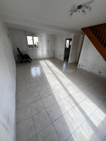 📍 Située à Saint-Brice-en-Coglès, dans un environnement calme et agréable, découvrez cette maison individuelle construite en 2003, offrant 85 m² habitables.

La maison propose :

-Un salon/séjour
-Une cuisine
-3 chambres confortables, dont une avec salle d’eau au rez-de-chaussée, idéale pour une vie de plain-pied ou pour recevoir
-Une salle de bains
-WC séparé
-Un garage attenant

🔑 Atout majeur : possibilité de créer une 4ᵉ chambre ou un espace bureau selon vos besoins, avec quelques aménagements.

Quelques travaux de rafraîchissement permettront de la moderniser et de la personnaliser selon vos envies.

📸 Photos cuisine et salon/séjour avant et après disponibles, pour vous permettre de mieux vous projeter dans son potentiel et ses possibilités d’aménagement.

✔ Construction récente (2003)
✔ Fonctionnelle et évolutive
✔ Idéale pour primo-accédants, jeune famille ou investissement locatif
✔ Beau potentiel de valorisation

Une opportunité à saisir dans un secteur recherché.

📞 Contactez-moi dès maintenant pour organiser une visite !