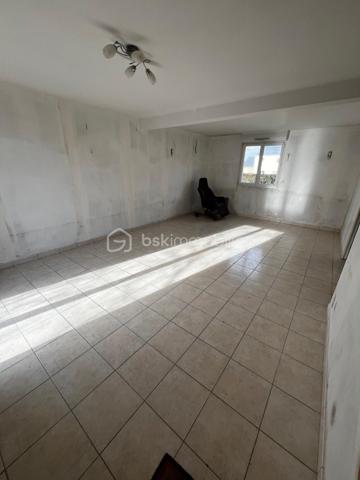 📍 Située à Saint-Brice-en-Coglès, dans un environnement calme et agréable, découvrez cette maison individuelle construite en 2003, offrant 85 m² habitables.

La maison propose :

-Un salon/séjour
-Une cuisine
-3 chambres confortables, dont une avec salle d’eau au rez-de-chaussée, idéale pour une vie de plain-pied ou pour recevoir
-Une salle de bains
-WC séparé
-Un garage attenant

🔑 Atout majeur : possibilité de créer une 4ᵉ chambre ou un espace bureau selon vos besoins, avec quelques aménagements.

Quelques travaux de rafraîchissement permettront de la moderniser et de la personnaliser selon vos envies.

📸 Photos cuisine et salon/séjour avant et après disponibles, pour vous permettre de mieux vous projeter dans son potentiel et ses possibilités d’aménagement.

✔ Construction récente (2003)
✔ Fonctionnelle et évolutive
✔ Idéale pour primo-accédants, jeune famille ou investissement locatif
✔ Beau potentiel de valorisation

Une opportunité à saisir dans un secteur recherché.

📞 Contactez-moi dès maintenant pour organiser une visite !