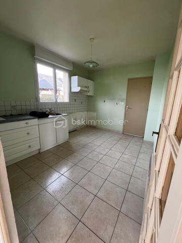 📍 Située à Saint-Brice-en-Coglès, dans un environnement calme et agréable, découvrez cette maison individuelle construite en 2003, offrant 85 m² habitables.

La maison propose :

-Un salon/séjour
-Une cuisine
-3 chambres confortables, dont une avec salle d’eau au rez-de-chaussée, idéale pour une vie de plain-pied ou pour recevoir
-Une salle de bains
-WC séparé
-Un garage attenant

🔑 Atout majeur : possibilité de créer une 4ᵉ chambre ou un espace bureau selon vos besoins, avec quelques aménagements.

Quelques travaux de rafraîchissement permettront de la moderniser et de la personnaliser selon vos envies.

📸 Photos cuisine et salon/séjour avant et après disponibles, pour vous permettre de mieux vous projeter dans son potentiel et ses possibilités d’aménagement.

✔ Construction récente (2003)
✔ Fonctionnelle et évolutive
✔ Idéale pour primo-accédants, jeune famille ou investissement locatif
✔ Beau potentiel de valorisation

Une opportunité à saisir dans un secteur recherché.

📞 Contactez-moi dès maintenant pour organiser une visite !