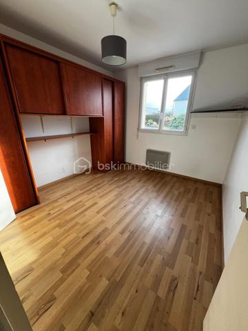 📍 Située à Saint-Brice-en-Coglès, dans un environnement calme et agréable, découvrez cette maison individuelle construite en 2003, offrant 85 m² habitables.

La maison propose :

-Un salon/séjour
-Une cuisine
-3 chambres confortables, dont une avec salle d’eau au rez-de-chaussée, idéale pour une vie de plain-pied ou pour recevoir
-Une salle de bains
-WC séparé
-Un garage attenant

🔑 Atout majeur : possibilité de créer une 4ᵉ chambre ou un espace bureau selon vos besoins, avec quelques aménagements.

Quelques travaux de rafraîchissement permettront de la moderniser et de la personnaliser selon vos envies.

📸 Photos cuisine et salon/séjour avant et après disponibles, pour vous permettre de mieux vous projeter dans son potentiel et ses possibilités d’aménagement.

✔ Construction récente (2003)
✔ Fonctionnelle et évolutive
✔ Idéale pour primo-accédants, jeune famille ou investissement locatif
✔ Beau potentiel de valorisation

Une opportunité à saisir dans un secteur recherché.

📞 Contactez-moi dès maintenant pour organiser une visite !