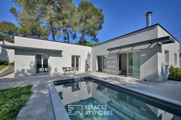 L’élégance d’une villa récente et son mazet en pinède