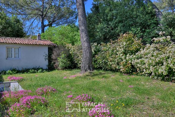 L’élégance d’une villa récente et son mazet en pinède