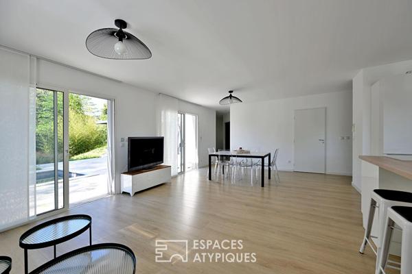 L’élégance d’une villa récente et son mazet en pinède