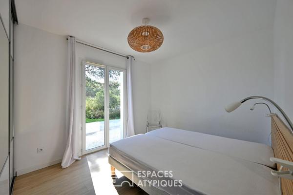 L’élégance d’une villa récente et son mazet en pinède