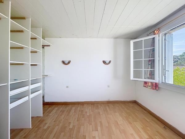 Maison sur sous-sol, 3 chambres ,terrain clos 1 200 m² au calme