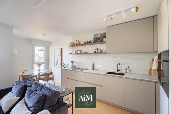 VANNES – PORT À PIED – MAGNIFIQUE APPARTEMENT ENTIÈREMENT RÉNOVÉ – 84 M² – 3 CHAMBRES – TERRASSE – PARKING