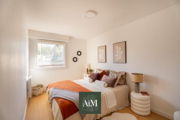 VANNES – PORT À PIED – MAGNIFIQUE APPARTEMENT ENTIÈREMENT RÉNOVÉ – 84 M² – 3 CHAMBRES – TERRASSE – PARKING