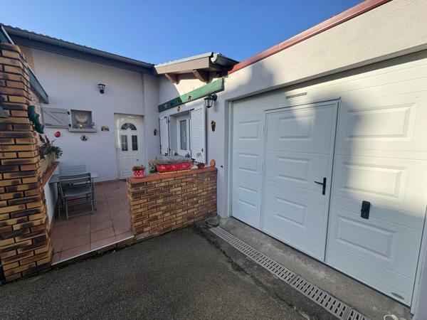 MAISON DE VILLE au calme avec terrasse privative, cour fermée et garage