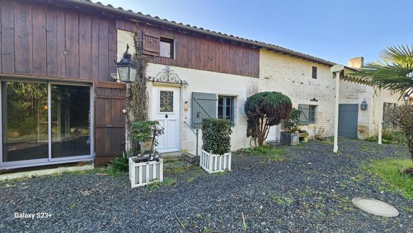 BELLE LONGERE SITUEE EN BORDURE DE SEVRE